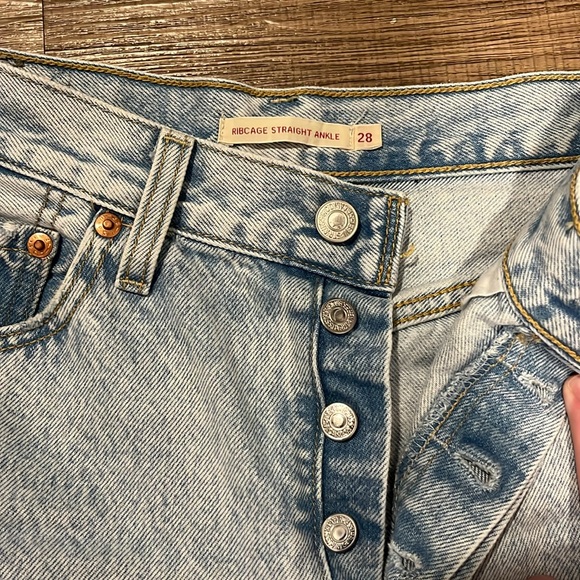Levi’s Ribcage Straight Ankle Jeans - Picture 2 of 7